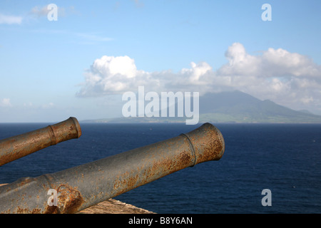 Vue de deux canons sur l'île des Caraïbes Saint Eustache aux Antilles néerlandaises avec vue sur Saint Martin Banque D'Images