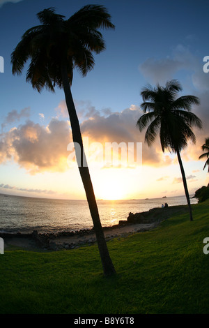 Vue sur l'océan pendant le coucher du soleil sur l'île des Caraïbes Saint Eustache aux Antilles néerlandaises Banque D'Images