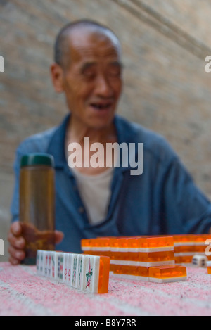 Vieux chinois jouer mahjong, PingYao, dans la province du Shaanxi, Chine Banque D'Images