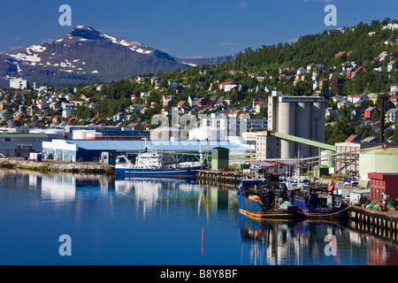 Chalutier de pêche à un commercial dock, Tromso, Toms County, Nord-Norge, Norvège Banque D'Images