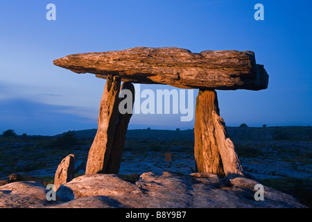 Tombeau de Pierre mégalithique, Dolmen de Poulnabrone, le Burren, comté de Clare, Munster, République d'Irlande Province Banque D'Images