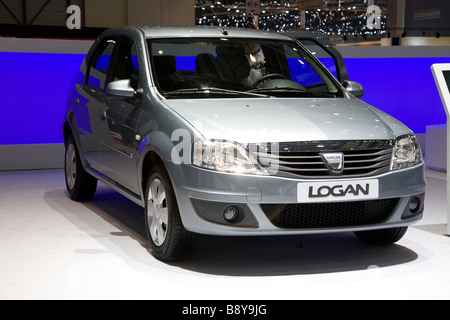 Dacia Logan indiqué lors d'un salon de l'automobile. Banque D'Images