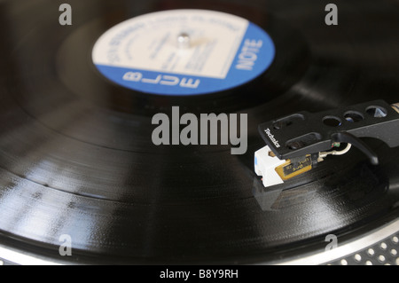 Une platine Technics avec une note bleue LP sur la platine Banque D'Images