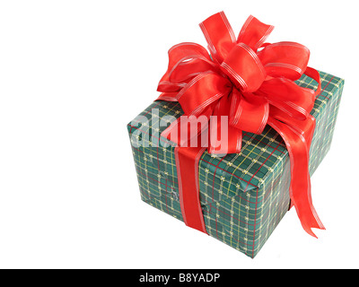 Un cadeau de Noël vert enveloppé avec un arc rouge isolé avec place pour le texte Banque D'Images