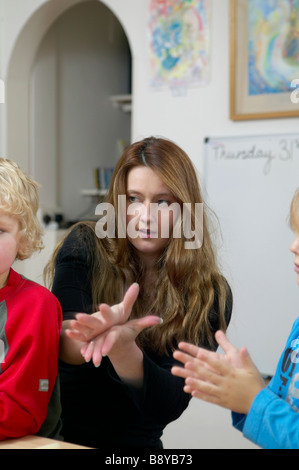 Avec les enfants d'enseignants dans une salle de classe Banque D'Images