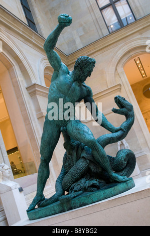 Statue d'Héraclès combattant un serpent au Musée du Louvre Banque D'Images