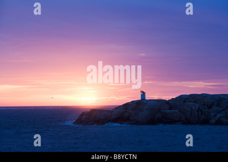 Un phare à sunset Smogen Bohuslan en Suède. Banque D'Images