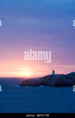 Un phare à sunset Smogen Bohuslan en Suède. Banque D'Images