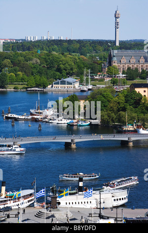 Skeppsbron à Stockholm par l'eau de la Suède. Banque D'Images