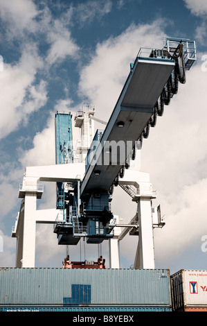 Une grue dans un port. Banque D'Images