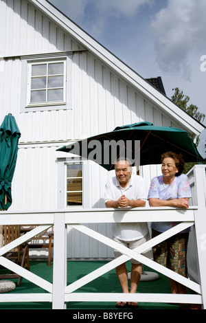 Un couple japonais dans une villa de la Suède. Banque D'Images