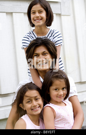 Une mère de trois filles. Banque D'Images