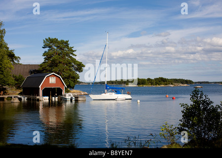 Voile de bateau dans l'archipel de Stockholm en Suède. Banque D'Images