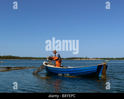 Un homme dans un bateau de pêche en Suède. Banque D'Images
