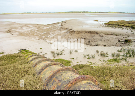 Old rusty tuyau de décharge dans la rivière Wyre,5000,Lancashire, Royaume-Uni Banque D'Images