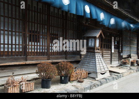Noren rideaux soufflent dans le vent à l'extérieur d'un bâtiment traditionnel en ce moment un restaurant de nouilles soba dans la ville de Kiso Narai Banque D'Images