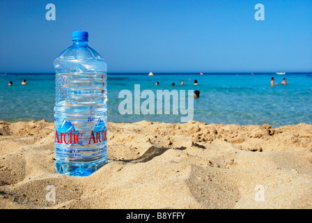 L'eau en bouteille sur la plage de Protaras, Chypre. Banque D'Images