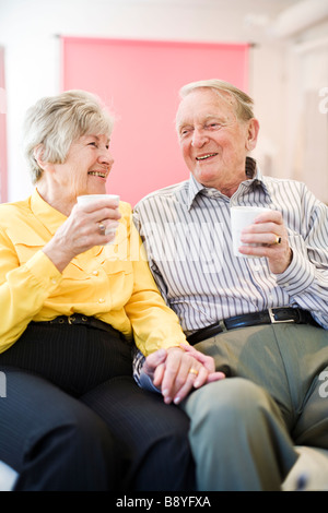 Un vieux couple holding tasses de café en Suède. Banque D'Images