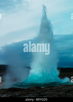 Strokkur geyser en Islande. Banque D'Images