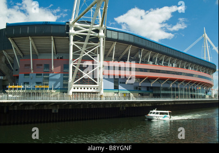 Pays de Galles Millennium Stadium de Cardiff sur les rives de la rivière Taff, montrant un bateau-bus ou d'une rivière Banque D'Images