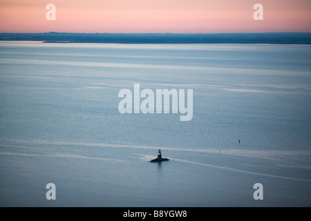 Coucher de soleil sur un phare dans l'Oresund Suède. Banque D'Images