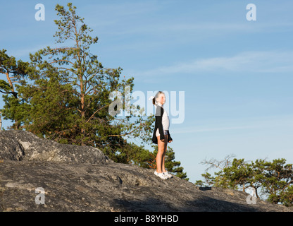 Une fille sur une falaise de la Suède. Banque D'Images