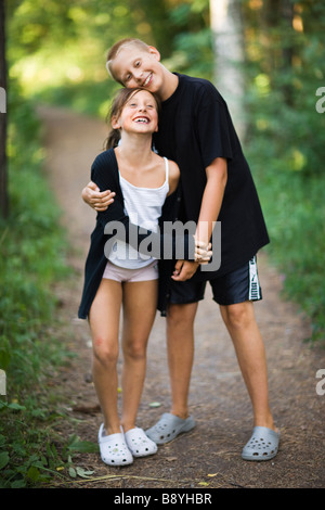 Frère et soeur dans la forêt de la Suède. Banque D'Images