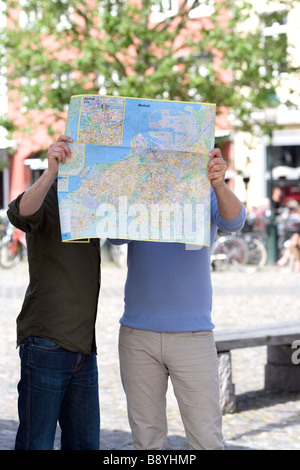 Deux hommes avec une carte à Malmo en Suède. Banque D'Images