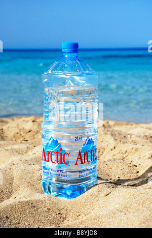 L'eau en bouteille sur la plage de Protaras, Chypre. Banque D'Images