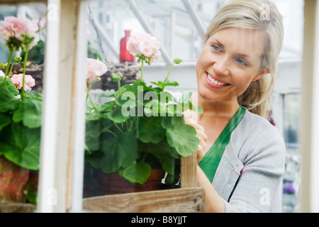 Une femme blonde travaillant dans un magasin de fleur de la Suède. Banque D'Images