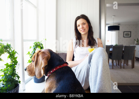 Une jeune femme et un chien de la Suède. Banque D'Images