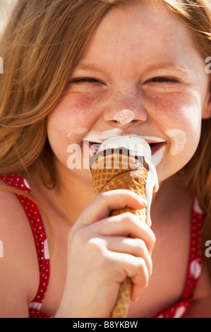 Une fille avec une glace cornet à Copenhague au Danemark. Banque D'Images