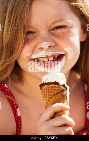 Une fille avec une glace cornet à Copenhague au Danemark. Banque D'Images