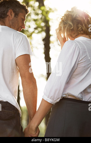 Couple en train de marcher dans une forêt du Danemark de Copenhague. Banque D'Images