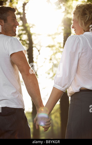 Couple en train de marcher dans une forêt du Danemark de Copenhague. Banque D'Images