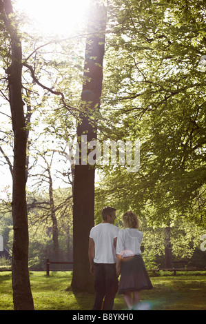 Couple en train de marcher dans une forêt du Danemark de Copenhague. Banque D'Images