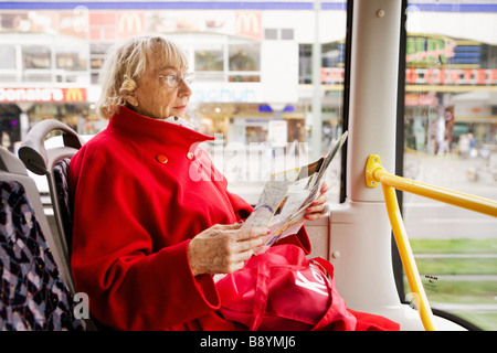 Portrait d'une femme âgée dans un bus Berlin Allemagne. Banque D'Images