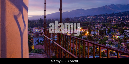 Détail en fer forgé, d''un balcon avec vue sur le coucher de soleil de Santa Barbara Banque D'Images