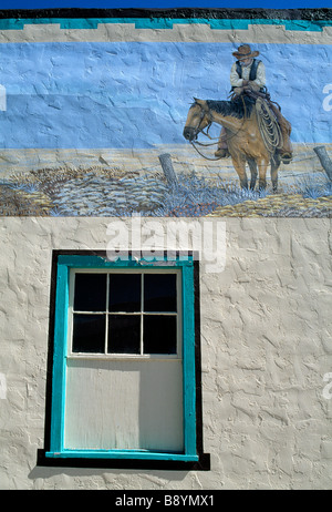 Détail d'une fenêtre et la peinture d'un cow-boy sur un bâtiment à l'extérieur de Albuquerque au Nouveau Mexique, USA, octobre 1993. Photo par Lisa Poole Banque D'Images