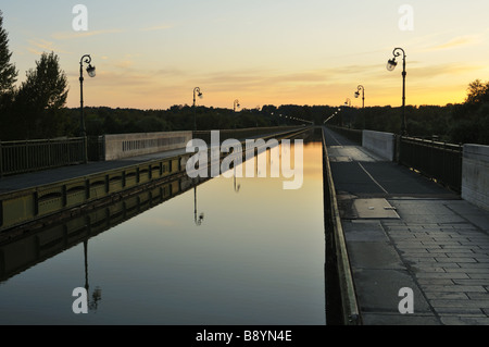 Coucher de soleil sur l'aquaduct de Briare traverser la Loire, France. Banque D'Images