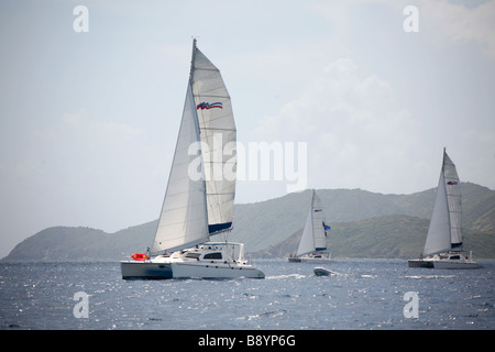 Catamarans dans les eaux des Caraïbes île Cooper Island dans les îles Vierges britanniques Banque D'Images