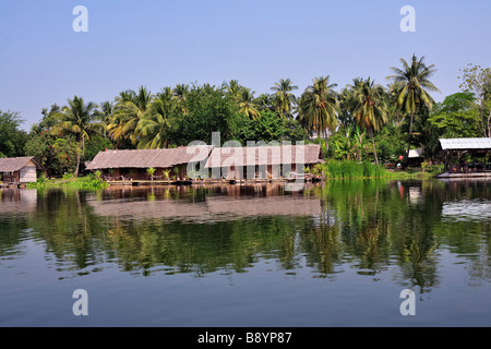 Hôtel flottant sur la rivière Kwai, Kanchanaburi, Thaïlande. Banque D'Images