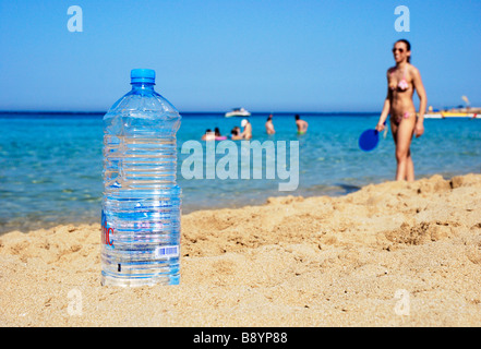 L'eau en bouteille sur la plage de Protaras, Chypre. Banque D'Images