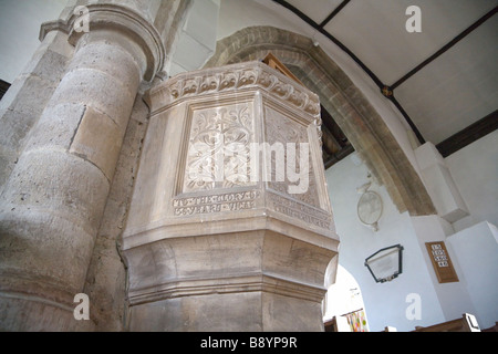 Chaire en pierre ouvragée dans la petite église du village de Saint-Jean-Baptiste, Boldre. Le Hampshire, au Royaume-Uni. Banque D'Images