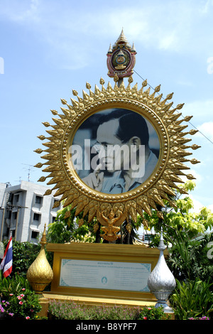 Le roi Bhumipol Adulyadej Portrait , Bangkok , Thaïlande Banque D'Images