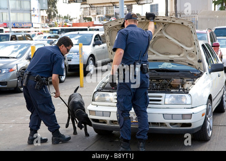 U S des douanes et les agents de l'Immigration au Mexique Tijuana U S San Diego Californie border crossing Banque D'Images