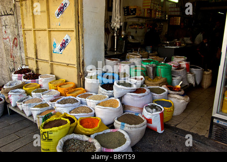 Sacs d'épices colorées légumineuses lentilles pois secs Haricots maïs et autres denrées alimentaires pour la vente au bazar shop market stall Banque D'Images