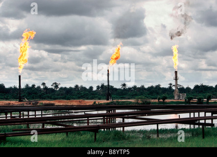 Nigeria : la pollution de l'environnement en brûlant du gaz de la production de pétrole dans le delta du Niger l'Ogoniland Banque D'Images