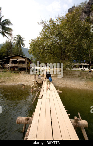 Au Laos, la province de Vientiane, Vang Vieng. Femme sur le pont. Chambre. Banque D'Images