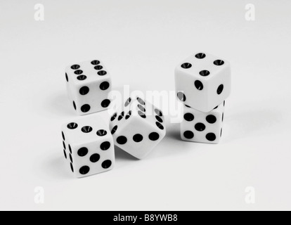 5 jeu de dés blancs sur fond blanc Banque D'Images